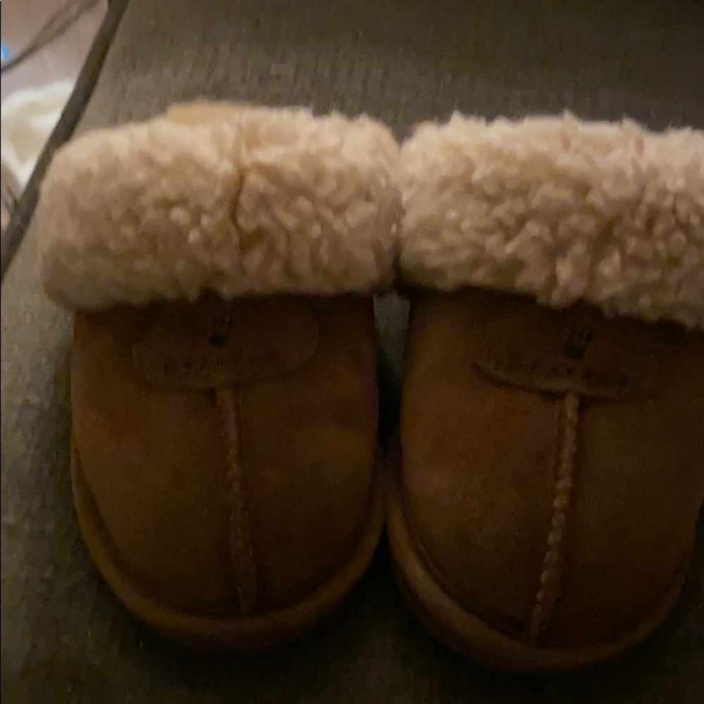 Bear Paw fuzzy slides